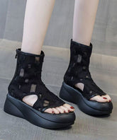 Botas vaqueras negras únicas con plataforma y chanclas huecas